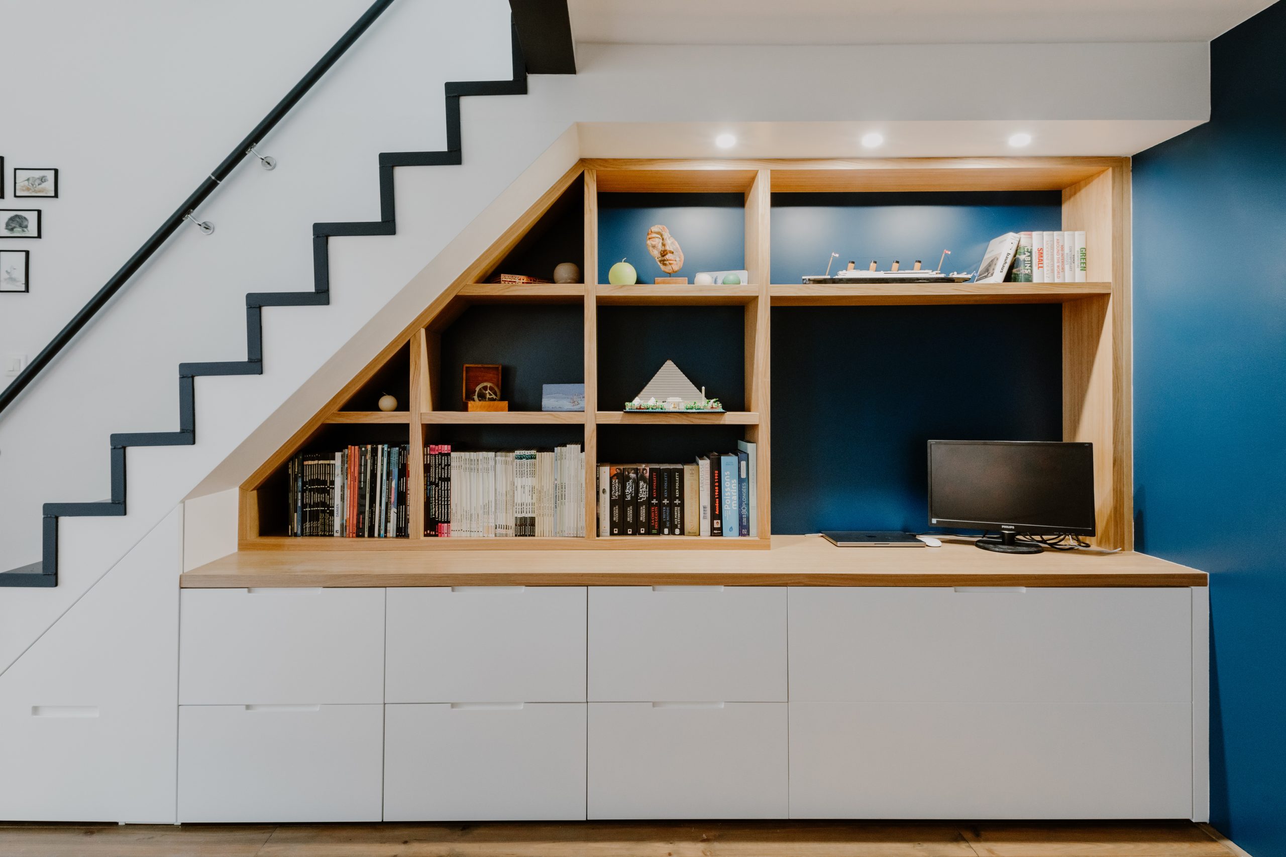 Bureau sous l'escalier — rangements